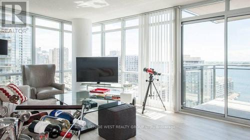 2010 - 11 Brunel Court, Toronto (Waterfront Communities), ON - Indoor Photo Showing Living Room