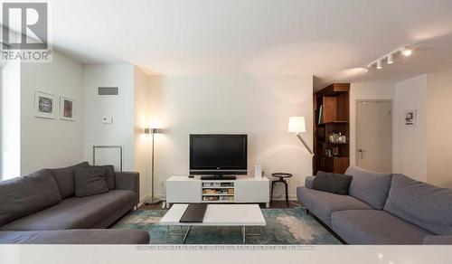 702 - 205 Frederick Street, Toronto, ON - Indoor Photo Showing Living Room