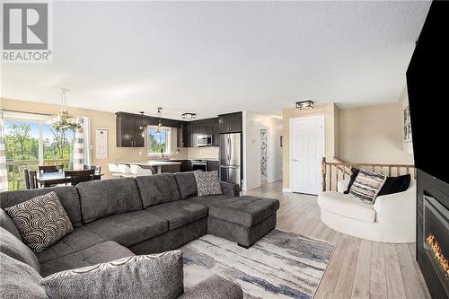 4152 Roger Stevens Drive, Smiths Falls, ON - Indoor Photo Showing Living Room