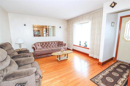 1119 Ashburn Street, Winnipeg, MB - Indoor Photo Showing Living Room