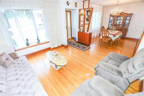 1119 Ashburn Street, Winnipeg, MB - Indoor Photo Showing Living Room