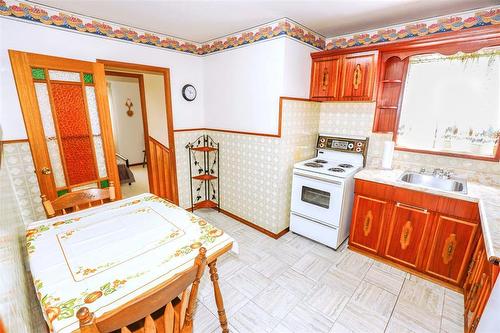 1119 Ashburn Street, Winnipeg, MB - Indoor Photo Showing Kitchen