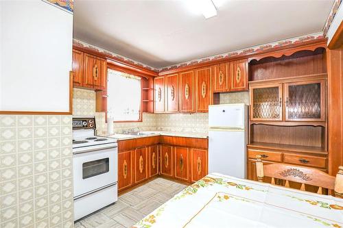 1119 Ashburn Street, Winnipeg, MB - Indoor Photo Showing Kitchen