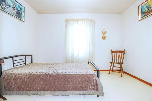 1119 Ashburn Street, Winnipeg, MB - Indoor Photo Showing Bedroom