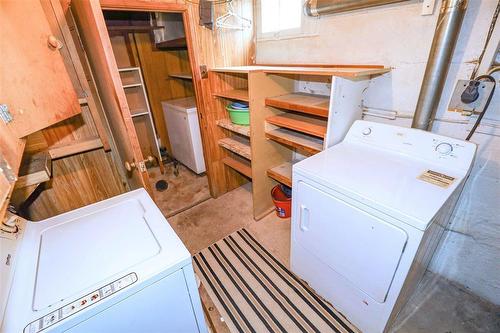 1119 Ashburn Street, Winnipeg, MB - Indoor Photo Showing Laundry Room