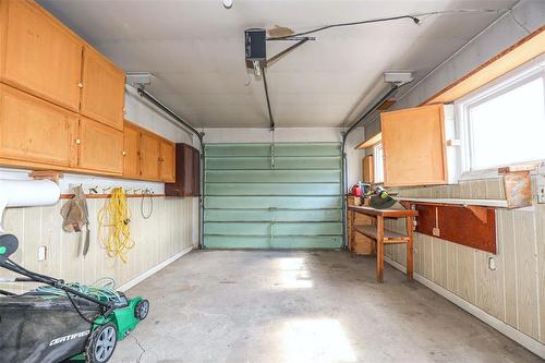 1119 Ashburn Street, Winnipeg, MB - Indoor Photo Showing Garage