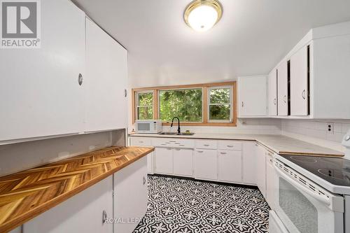 479 George Street, Central Elgin (Port Stanley), ON - Indoor Photo Showing Kitchen With Double Sink