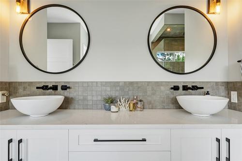 3965 Boss Creek Road, Vernon, BC - Indoor Photo Showing Bathroom