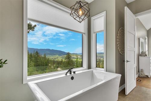 3965 Boss Creek Road, Vernon, BC - Indoor Photo Showing Bathroom