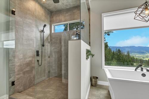 3965 Boss Creek Road, Vernon, BC - Indoor Photo Showing Bathroom