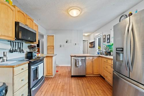 910 Okanagan Avenue, Salmon Arm, BC - Indoor Photo Showing Kitchen