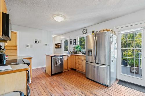 910 Okanagan Avenue, Salmon Arm, BC - Indoor Photo Showing Kitchen