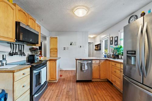 910 Okanagan Avenue, Salmon Arm, BC - Indoor Photo Showing Kitchen