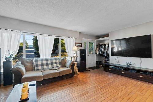 910 Okanagan Avenue, Salmon Arm, BC - Indoor Photo Showing Living Room