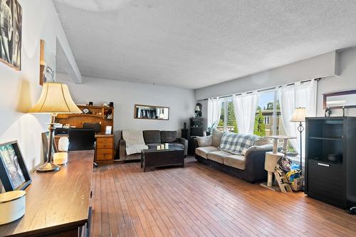 910 Okanagan Avenue, Salmon Arm, BC - Indoor Photo Showing Living Room