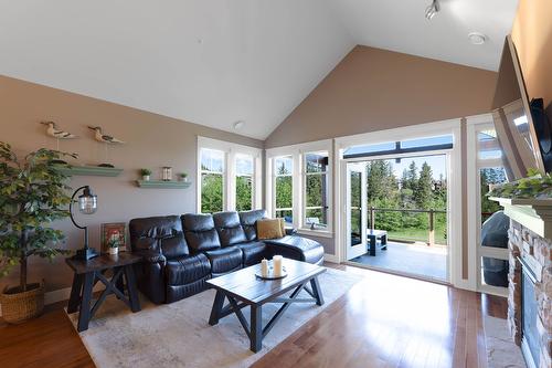 15-333 Longspoon Drive, Vernon, BC - Indoor Photo Showing Living Room