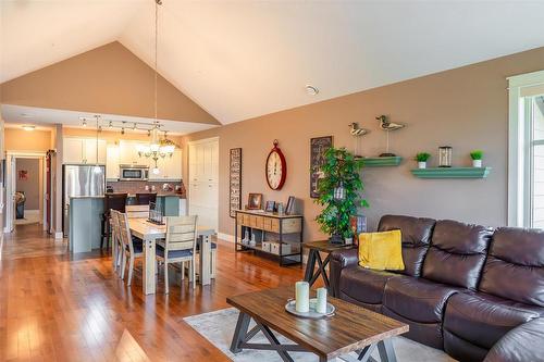 15-333 Longspoon Drive, Vernon, BC - Indoor Photo Showing Living Room