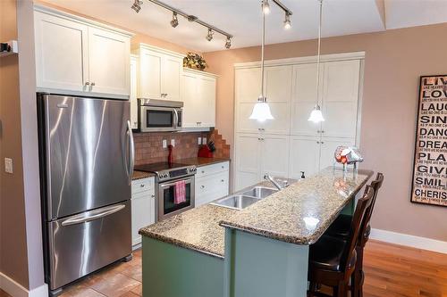 15-333 Longspoon Drive, Vernon, BC - Indoor Photo Showing Kitchen With Double Sink With Upgraded Kitchen