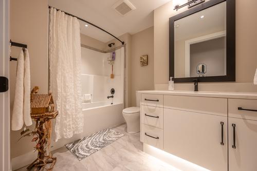 304-110 Ellis Street, Penticton, BC - Indoor Photo Showing Bathroom