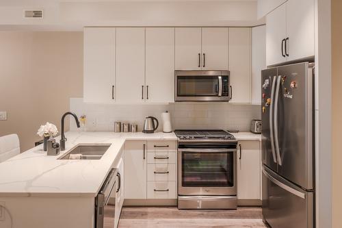 304-110 Ellis Street, Penticton, BC - Indoor Photo Showing Kitchen With Double Sink With Upgraded Kitchen