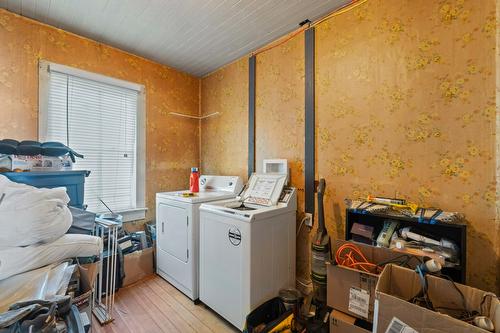 7180 51 Street, Salmon Arm, BC - Indoor Photo Showing Laundry Room