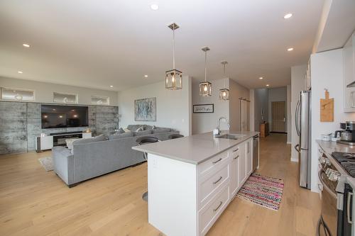 16-595 Vineyard Way, Vernon, BC - Indoor Photo Showing Kitchen With Fireplace With Upgraded Kitchen