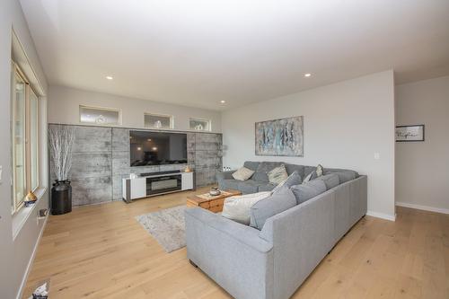 16-595 Vineyard Way, Vernon, BC - Indoor Photo Showing Living Room