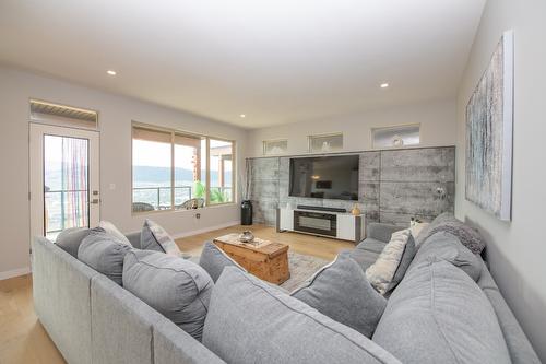 16-595 Vineyard Way, Vernon, BC - Indoor Photo Showing Living Room