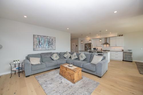 16-595 Vineyard Way, Vernon, BC - Indoor Photo Showing Living Room