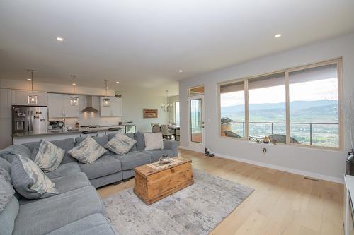 16-595 Vineyard Way, Vernon, BC - Indoor Photo Showing Living Room