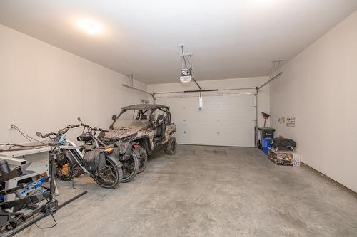 16-595 Vineyard Way, Vernon, BC - Indoor Photo Showing Garage