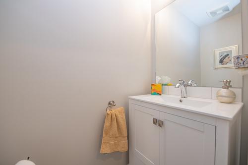 16-595 Vineyard Way, Vernon, BC - Indoor Photo Showing Bathroom