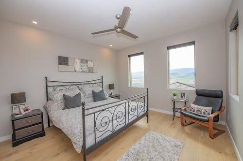 16-595 Vineyard Way, Vernon, BC - Indoor Photo Showing Bedroom