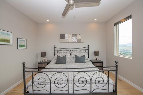 16-595 Vineyard Way, Vernon, BC - Indoor Photo Showing Bedroom