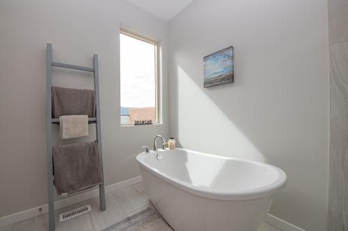 16-595 Vineyard Way, Vernon, BC - Indoor Photo Showing Bathroom