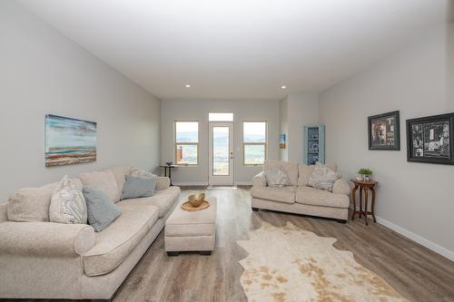 16-595 Vineyard Way, Vernon, BC - Indoor Photo Showing Living Room