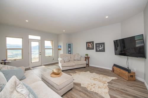 16-595 Vineyard Way, Vernon, BC - Indoor Photo Showing Living Room