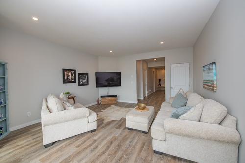 16-595 Vineyard Way, Vernon, BC - Indoor Photo Showing Living Room