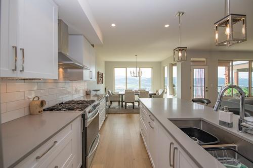 16-595 Vineyard Way, Vernon, BC - Indoor Photo Showing Kitchen With Double Sink With Upgraded Kitchen