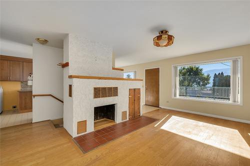 3704 Beach Avenue, Peachland, BC - Indoor Photo Showing Living Room With Fireplace