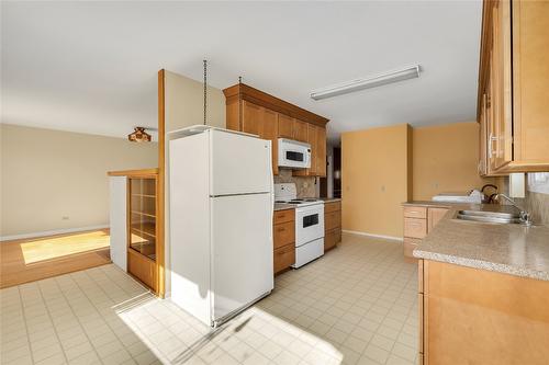 3704 Beach Avenue, Peachland, BC - Indoor Photo Showing Kitchen