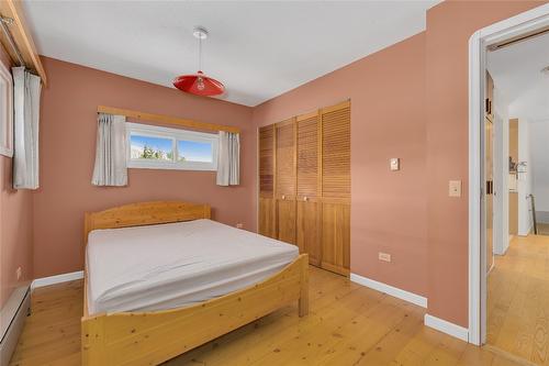 3704 Beach Avenue, Peachland, BC - Indoor Photo Showing Bedroom