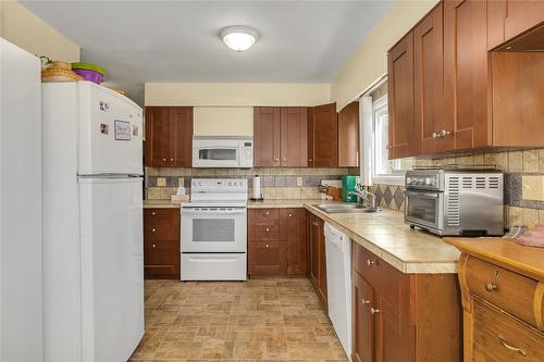 3704 Beach Avenue, Peachland, BC - Indoor Photo Showing Kitchen With Double Sink