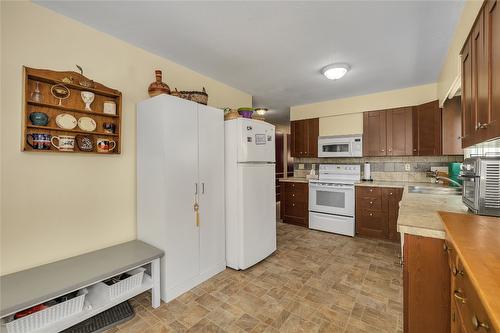 3704 Beach Avenue, Peachland, BC - Indoor Photo Showing Kitchen