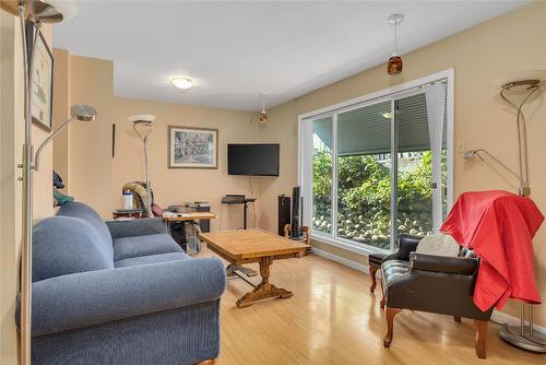 3704 Beach Avenue, Peachland, BC - Indoor Photo Showing Living Room