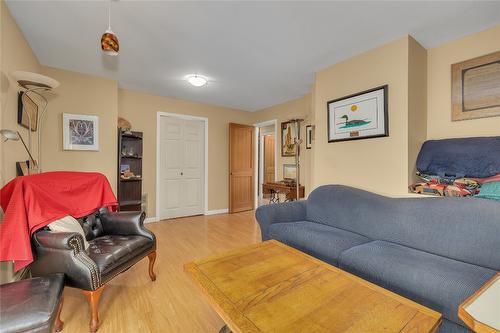 3704 Beach Avenue, Peachland, BC - Indoor Photo Showing Living Room