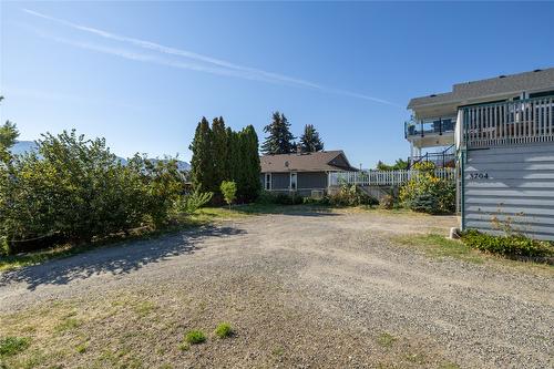 3704 Beach Avenue, Peachland, BC - Outdoor