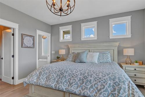 304 Silversage Bluff Lane, Vernon, BC - Indoor Photo Showing Bedroom