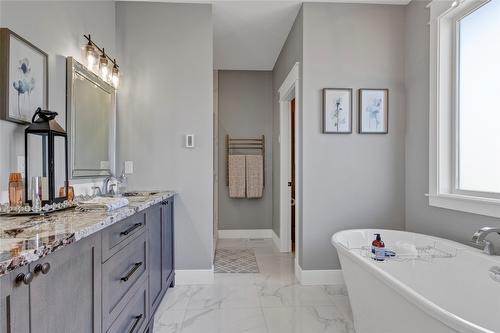 304 Silversage Bluff Lane, Vernon, BC - Indoor Photo Showing Bathroom