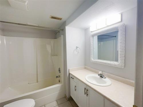 124 Portview Avenue, Kelowna, BC - Indoor Photo Showing Bathroom